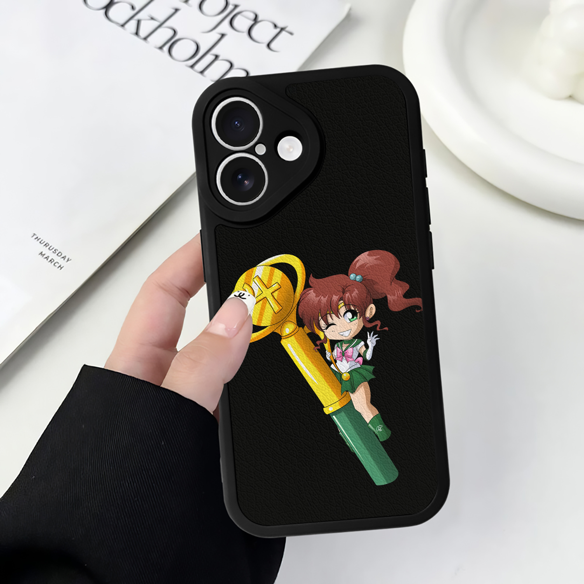 （画像用） 美少女戦士セーラームーン 木野 まこと きの まこと Sailor Moon Kino Makoto （セーラージュピター；Sailor Jupiter） 【iPhone 16シリーズ対応】シリコンスマホケース（レザー調） 材質：シリコン
